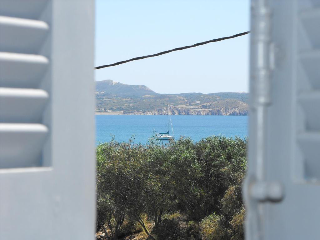 Milos Bay Suites Adamantas  ภายนอก รูปภาพ
